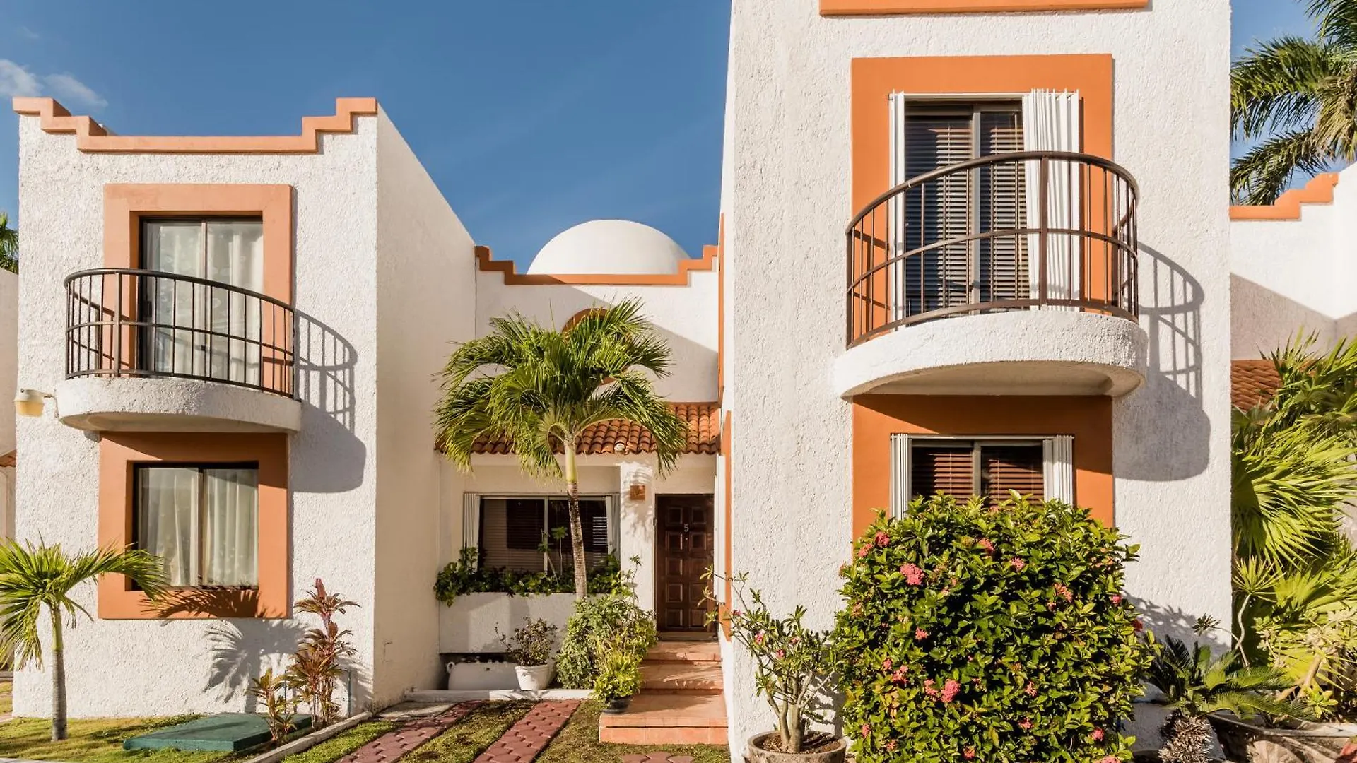 Amazing Villas At Las Cupulas location